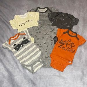 6 - Gerber short sleeve onesies in size 0-3 month